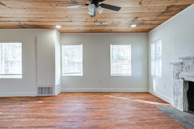 Foto del edificio - One-Of-A-Kind Home, completely remodeled!