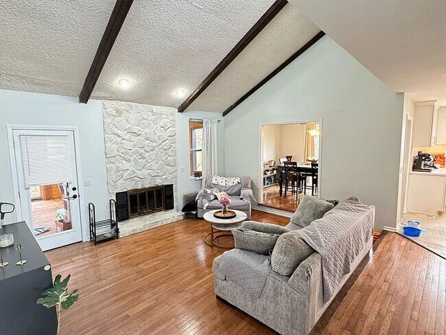 Foto del edificio - Beautiful 3 Bed 2 Bath Home in Nashville - With Enclosed Back Patio