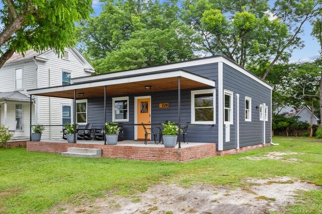 Building Photo - Modern Furnished Cottage Located Downtown!