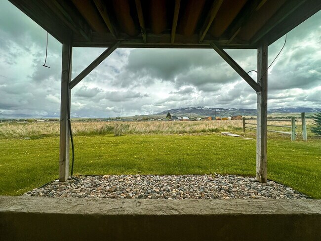 Foto del edificio - 3 Bedroom, 1 Bathroom Lower Level Duplex