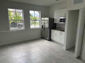 Building Photo - 2971 SE 23rd Ave