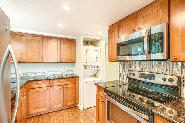 Foto del edificio - NEW PRICE!!! Modern, Remodeled  2BR/1BA wi...