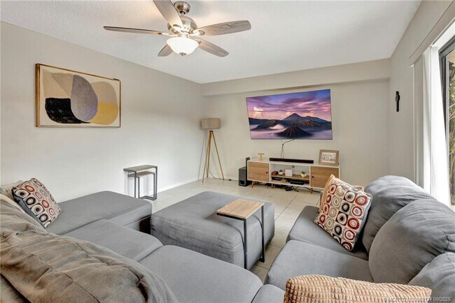 Building Photo - 2930 SW Sunset Trace Cir