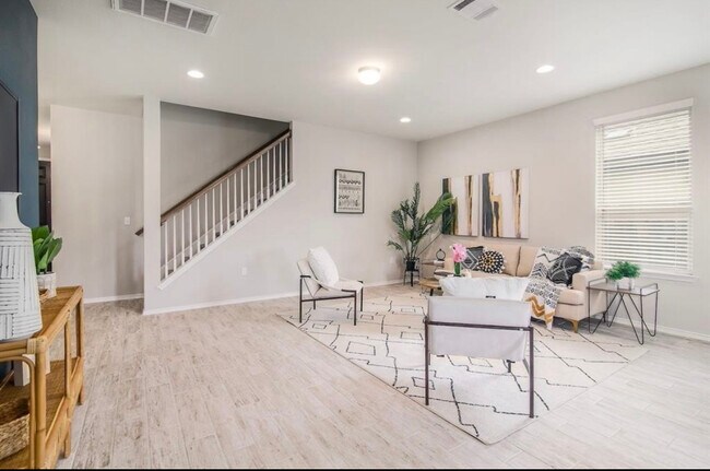 Building Photo - 568 Saturnia Dr