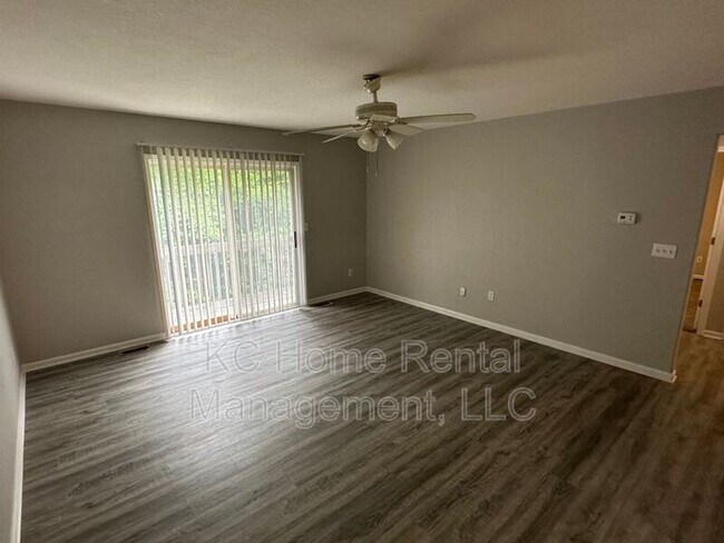 Foto del edificio - 8201 Woodson Dr