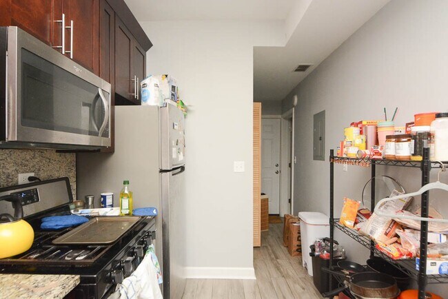 Foto del edificio - 3751 W Diversey Ave