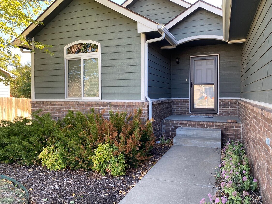 Primary Photo - Beautiful 4 Bedroom Home in Derby with Bra...