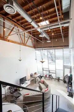 30' Lofted Ceiling - 130 S Hewitt St