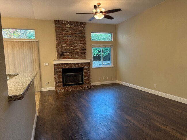 Foto del edificio - Beautiful single level corner lot