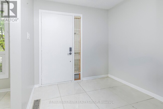 Building Photo - 890-890 Cahill Dr W