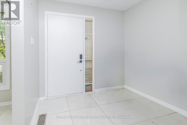 Photo du bâtiment - 890-890 Cahill Dr W