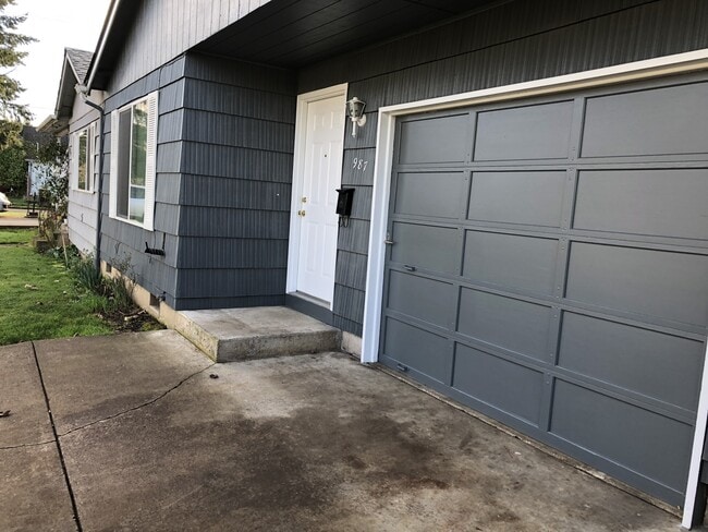 Building Photo - Two bedroom one bath duplex in Springfield!