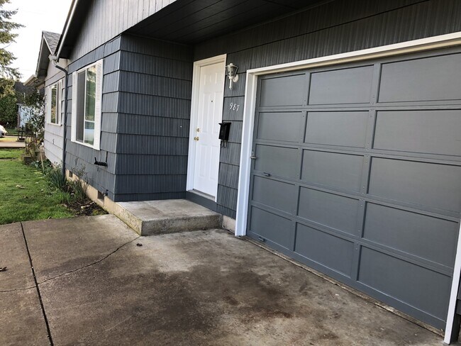 Foto del edificio - Two bedroom one bath duplex in Springfield!