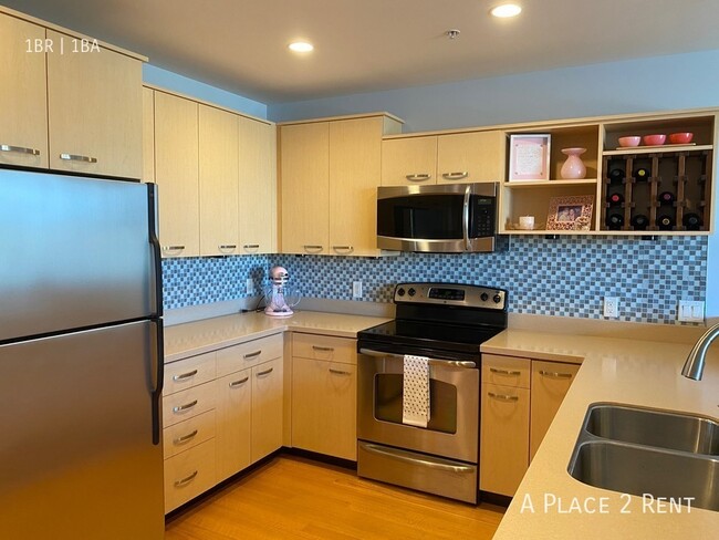 Building Photo - Amazing 1 Bed, 1 Bath 3 blocks from the Ma...