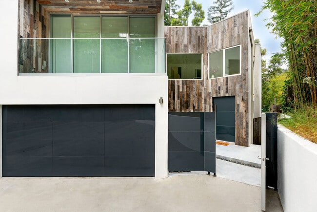 Building Photo - 8790 Lookout Mountain Ave