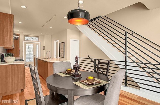Building Photo - 3 br, 2.5 bath Townhome - 4267 213TH PL SE