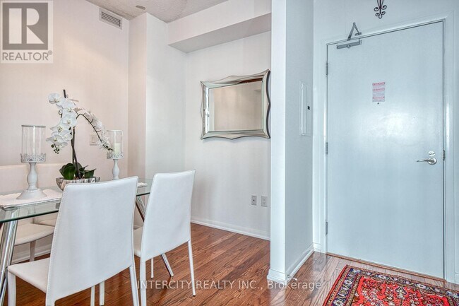 Photo du bâtiment - 800 Lawrence Ave W