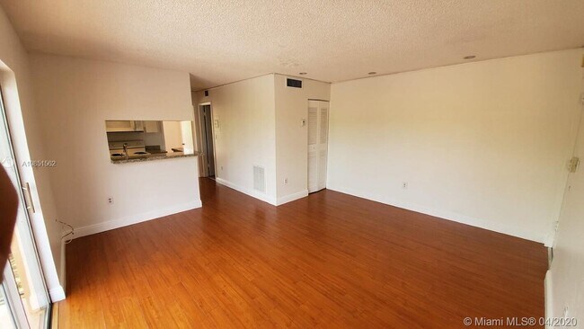 Foto del edificio - 7151 Miami Lakes Dr