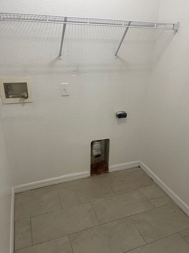 Foto del edificio - 4 Bedroom 2 Bath