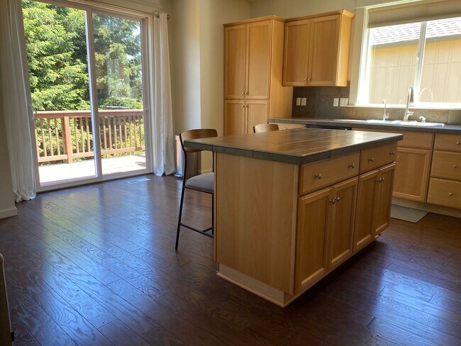 Foto del edificio - 4 Bedroom Single Family Home in Forest Grove