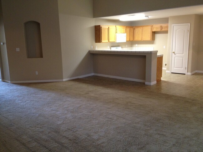 Foto del edificio - Beautiful NW Home 5 bed/2 bath $2700 Deposit & 2700 Rent