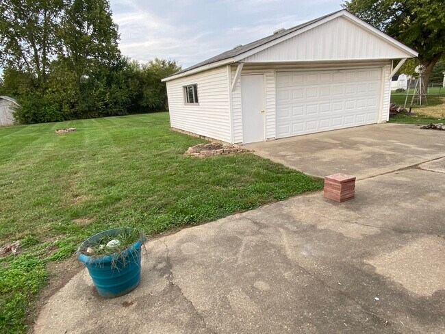 Oversized Garage, big yard-mowing provided - 378 Vinnedge Ave
