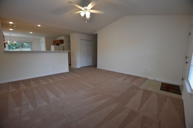 Building Photo - Fantastic 2 bedroom 2 bath end unit townhome