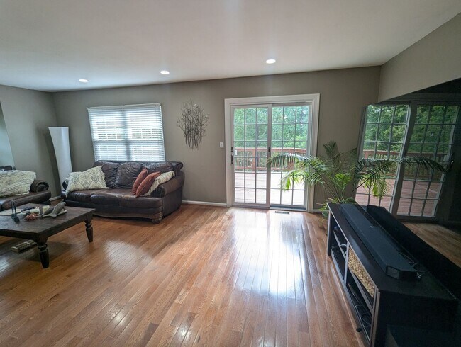 Foto del edificio - Beautiful 3 level END UNIT townhouse that ...