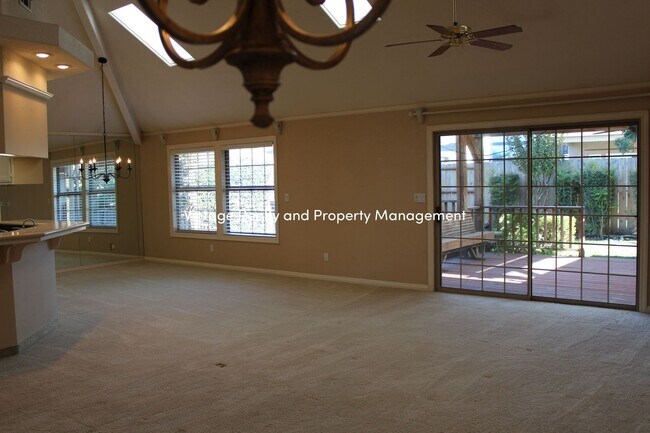 Building Photo - Top Of The Line Big 2/3 Bedroom Single Story Home Ready to Go!!!
