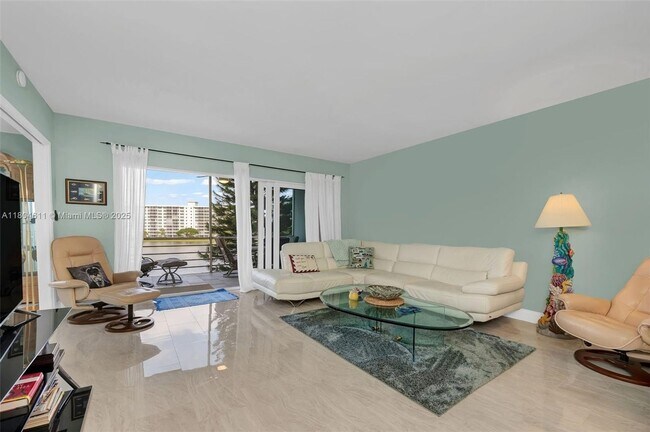 Building Photo - 2751 N Palm Aire Dr