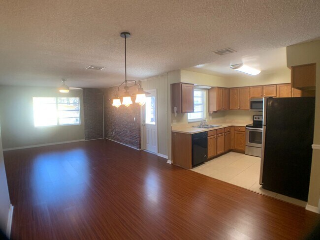 Building Photo - Lake front home with Lots of space
