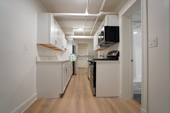 Building Photo - 6 Camelot Ct