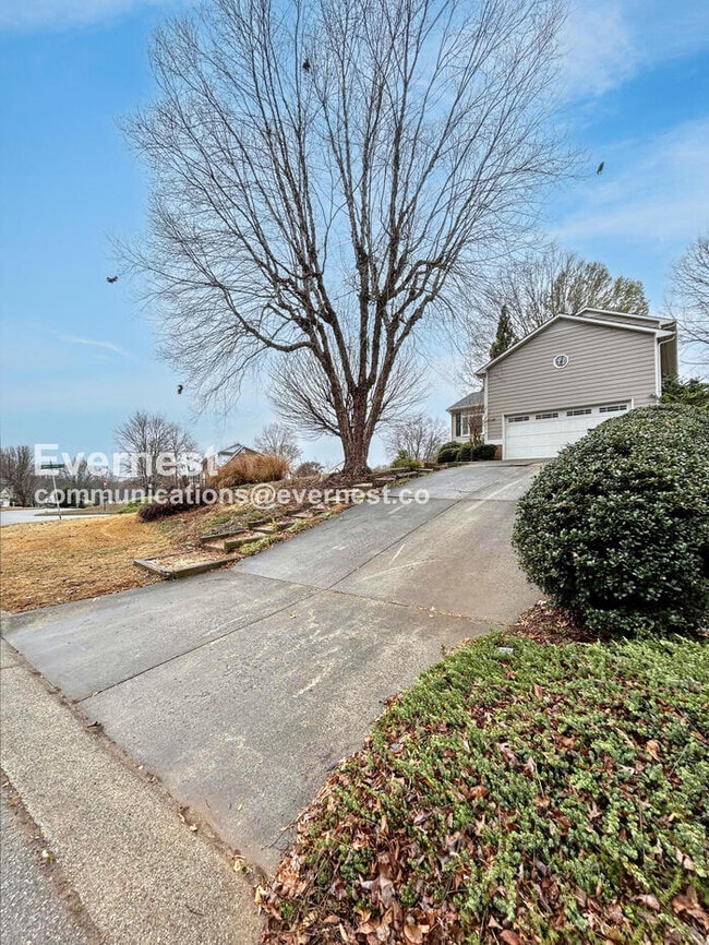 Building Photo - 3501 Shaker Dr