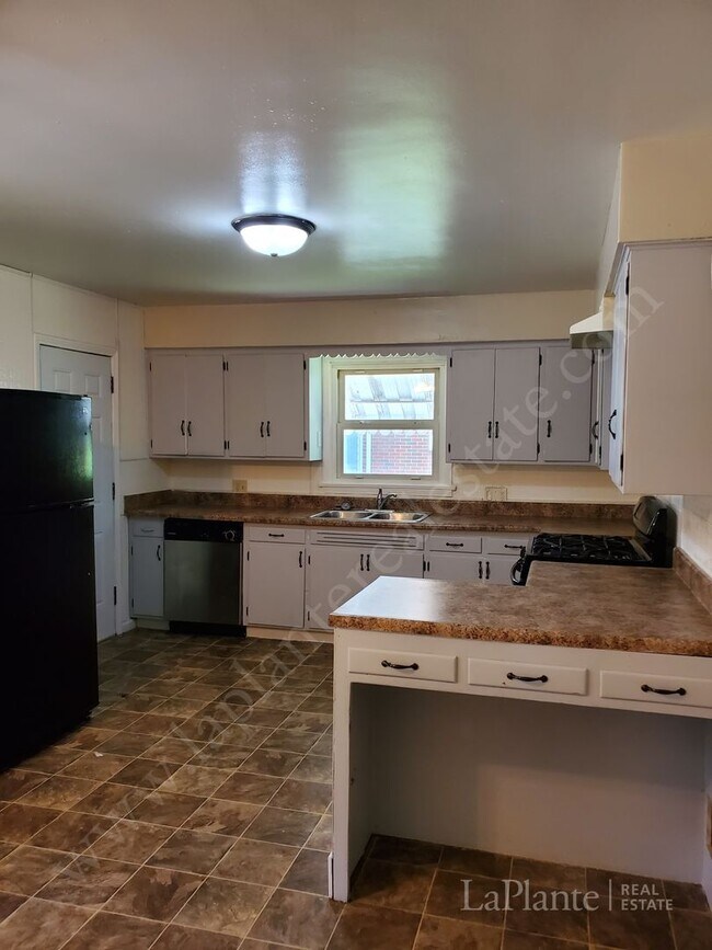 Building Photo - Welcome to this spacious 4-bedroom, 2-bath...