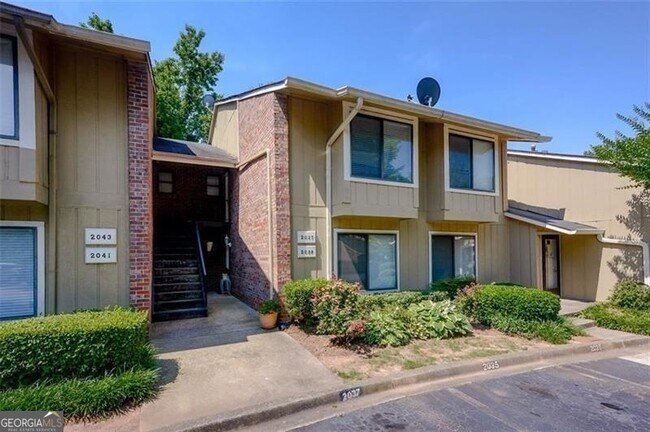 Building Photo - 2039 Powers Ferry Trce SE