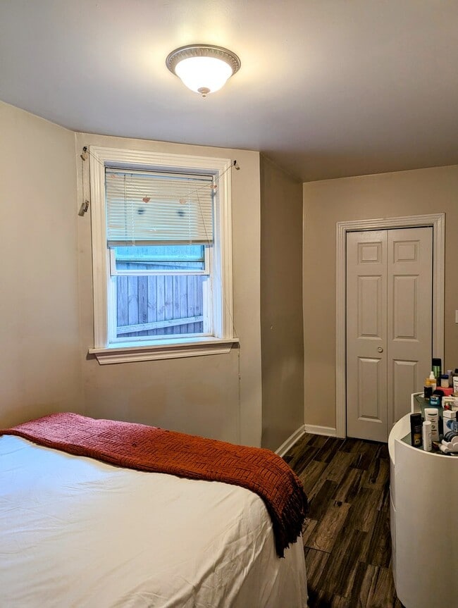 Foto del edificio - 2440 N Harding Ave