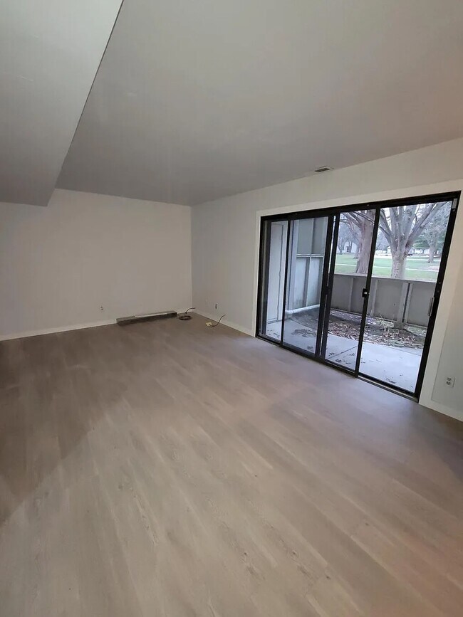 Foto del edificio - 2127 Melrose Dr