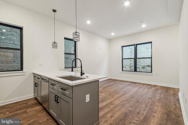 Foto del edificio - 6211 Woodbine Ave