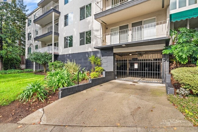 Foto del edificio - 695 Mariposa Ave