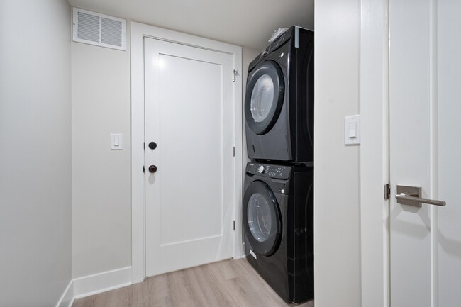 Building Photo - 2600 W Morse Ave