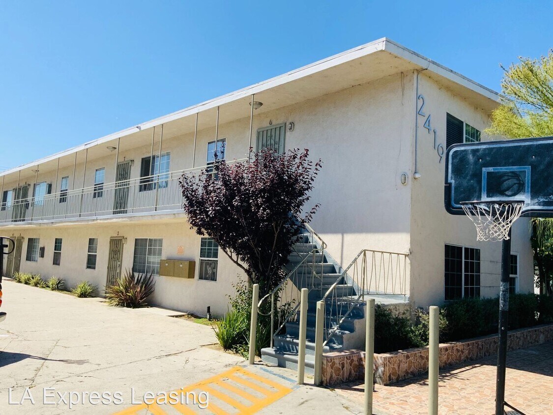 2419 S Ridgeley Dr, Los Angeles, CA 90016 Room for Rent in Los