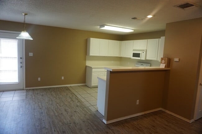 Building Photo - 412 KLINE