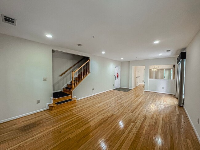 Building Photo - Beautiful 2 Bed 2 Bath End-Unit Townhome I...