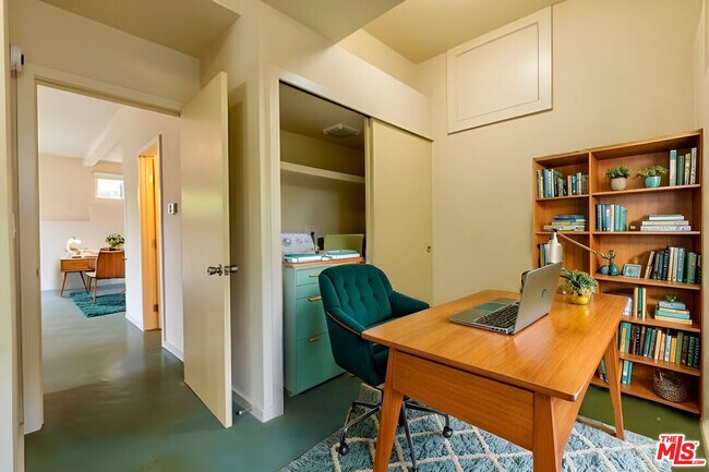 Foto del edificio - 1023 Oak Grove Dr