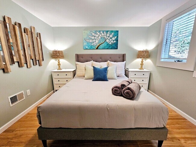 Foto del edificio - 3316 Lakeshore Dr