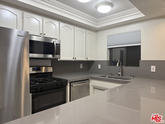 Building Photo - 1355 N Sierra Bonita Ave