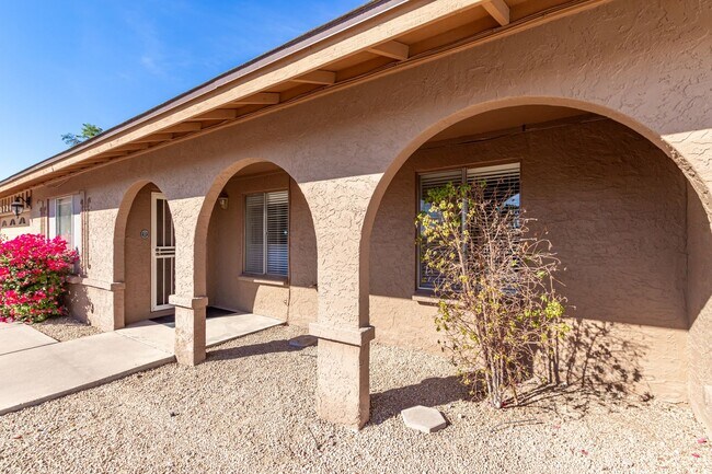 Building Photo - Renovated 3 Bedroom 2 Bathroom with an Off...