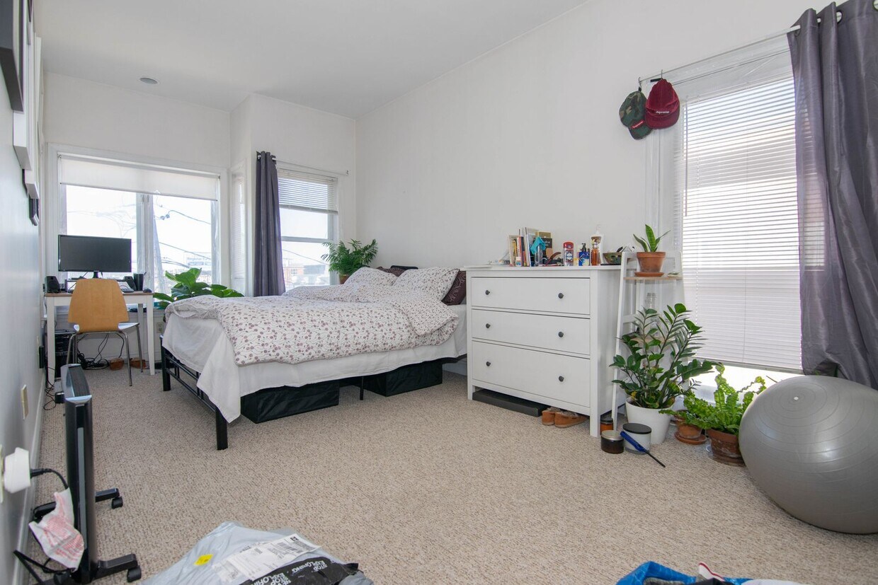 Foto principal - Spacious 3Bed/2Bath with 2 Parking Spots I...