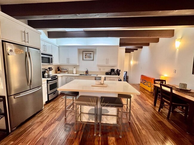 Building Photo - Beautiful furnished 3 bedroom! Great Location!