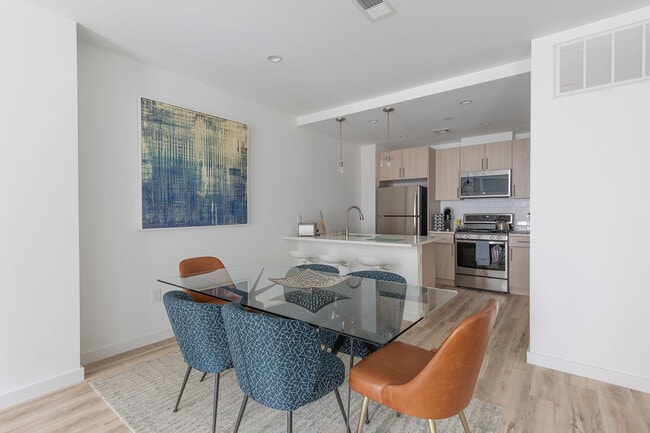 Foto del edificio - 300 Marshall Dr